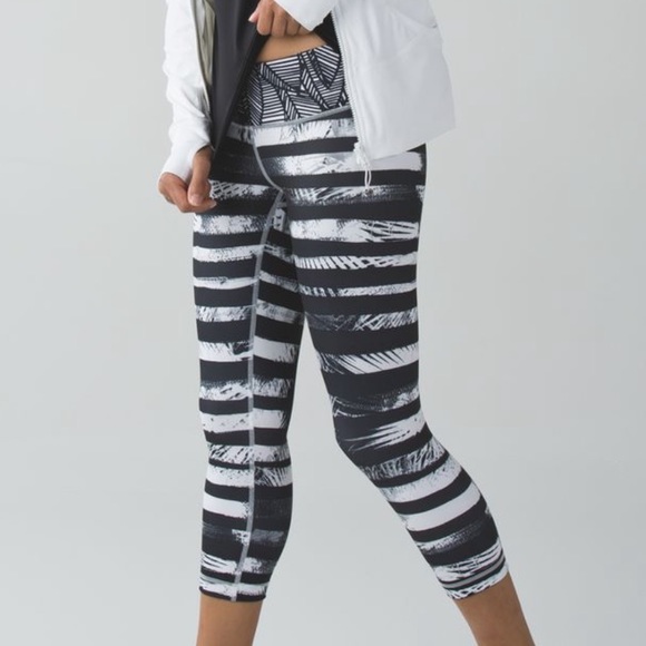 Lululemon Wunder Under Crop - Picture 6 of 6